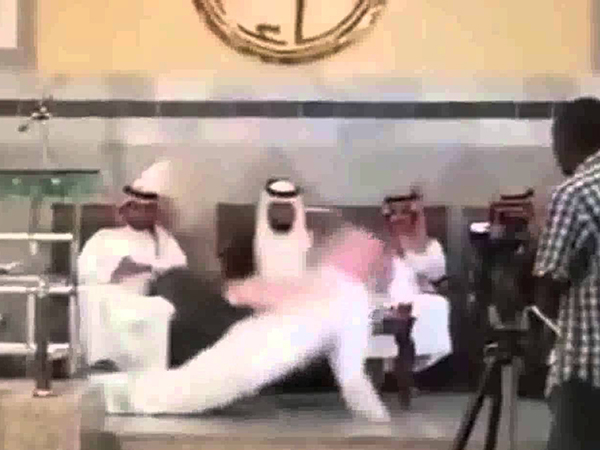 شاهد بالفيديو .. لحظة وفاة شاب سعودي أثناء غنائه بأحد المناسبات